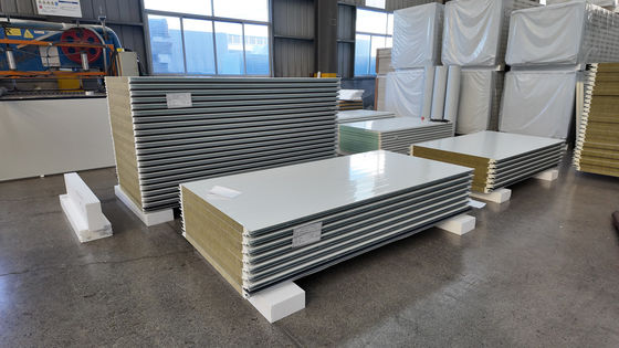 Yüksek Güçlü PU Sandviç Paneli Hava geçirmezliği/su geçirmezliği ve üstün ısı yalıtımıyla