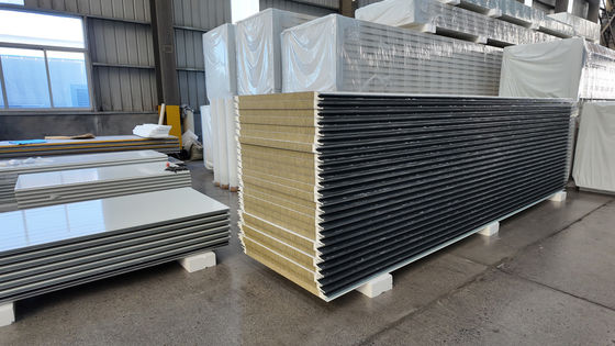 Dayanıklı PU Sandviç Duvar Paneli Yüksek Dayanıklılık Genişliği 50-1130mm
