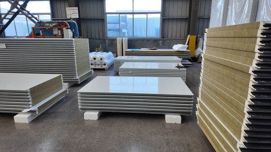 Yüksek Güçlü PU Sandviç Paneli Hava geçirmezliği/su geçirmezliği ve üstün ısı yalıtımıyla