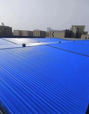 Değişken yüzeyli yüksek korozyon direnci ile preslenmiş metal paneller