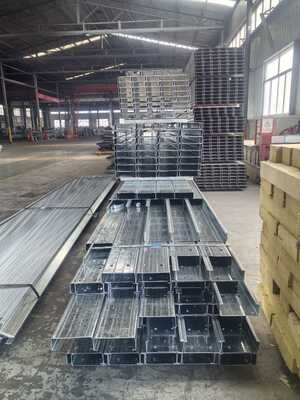 Özel Uzunluklı Hot Dip Galvanize Metal Bina Purlin Ticari Çelik Çerçeve Binalar için C / Z Şeklinde