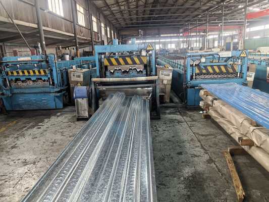 6000 mm'ye kadar özelleştirilebilir uzunluk Yüksek korozyon direnci ve A Sınıf yangın direnci ile dalgalı metal döşeme