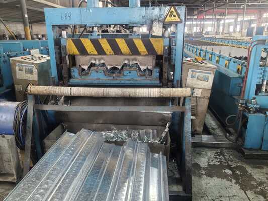 6000 mm'ye kadar özelleştirilebilir uzunluk Yüksek korozyon direnci ve A Sınıf yangın direnci ile dalgalı metal döşeme
